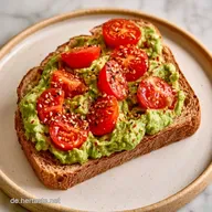 Avocado Toast Mit Tomate Und Sesam