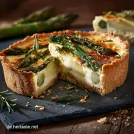 Spargelquiche mit wei&szlig;em und gr&uuml;nem Spargel Mit knusprigem Boden