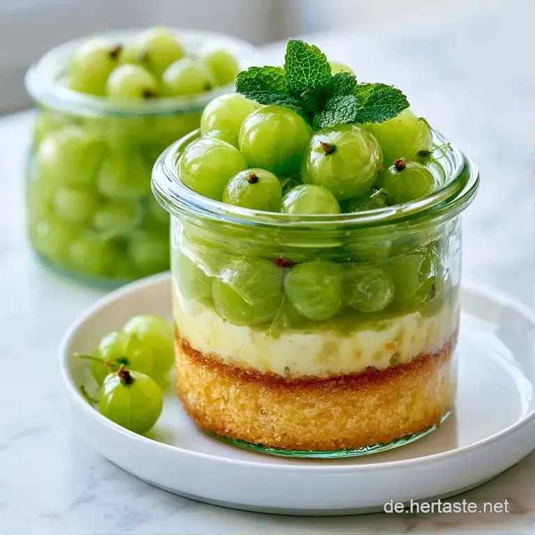 Drei gl&auml;serne Dessertbecher mit fruchtigen Schichten auf einem hellen Holztisch, garniert mit frischer Minze.