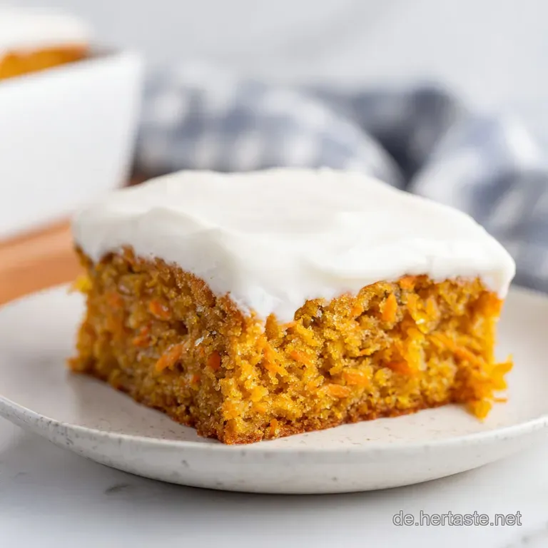 Elegante wei&szlig;e Platte mit cremigen Dessert-T&ouml;rtchen, garniert mit zarten Minzbl&auml;ttern und feinem wei&szlig;em Puderzucker.